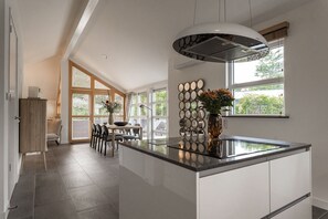 Standaard appartement | Privékeuken | Een microgolfoven, een oven, een kookplaat, een vaatwasser