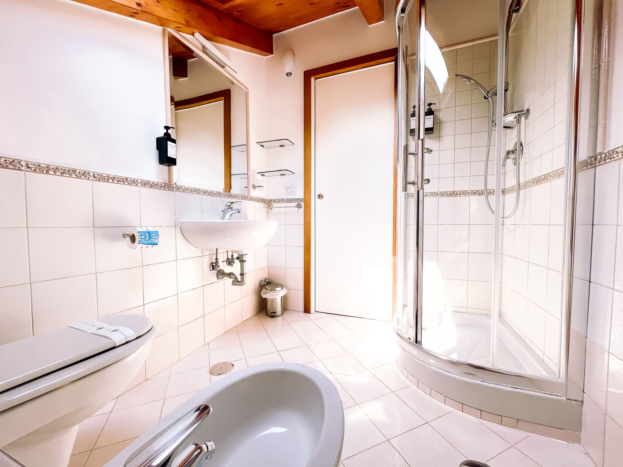 Traditional Apartment | Bathroom | Shower, rainfall showerhead, free toiletries, hair dryer