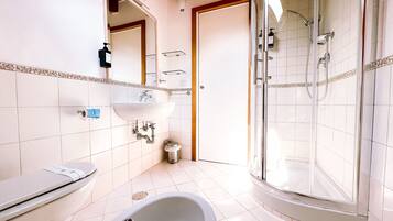 Traditional Apartment | Bathroom | Shower, rainfall showerhead, free toiletries, hair dryer