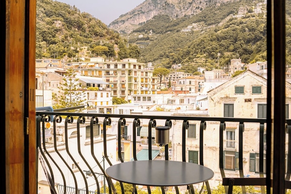 Chambre Quadruple Classique | Vue sur la ville depuis lâhĂ©bergement