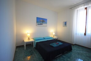 2 bedrooms, iron/ironing board, WiFi, bed sheets - 3.5-room apartment (70m²) on first floor with veranda measuring 10m²  (Sardegna)