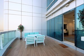 Outdoor dining - Duplex Penthouse + Maid's Room in Horizon Tower (Dubai)