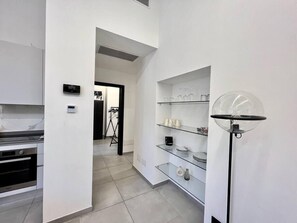 Microondas, horno, placa de cocina y lavavajillas