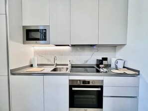 Mikrowelle, Ofen, Herdplatte, Geschirrspüler