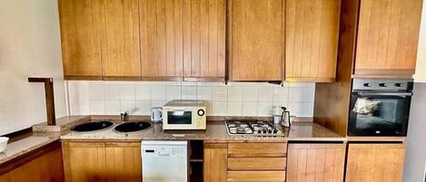 Geschirrspüler, Wasserkocher mit Kaffee-/Teezubehör