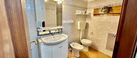 Sèche-cheveux, serviettes fournies