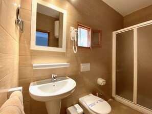 Chuveiro, secador de cabelo, toalhas de banho, shampoo