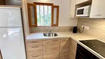 Refrigerador, microondas, horno y cafetera y tetera