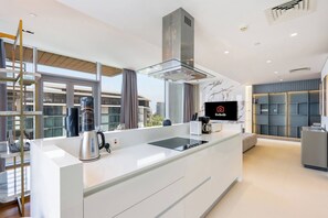 Refrigerador, microondas, horno y parrilla de estufa