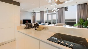 Una cocina moderna con estufa integrada, cafetera y bloque de cuchillos.
