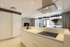 Een koelkast, een magnetron, een oven, een kookplaat