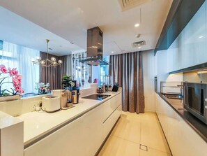 冷蔵庫、電子レンジ、オーブン、コンロ