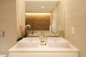 Secador de cabelo, toalhas de banho