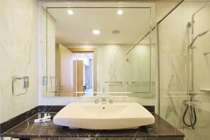 Een douche, een haardroger, handdoeken