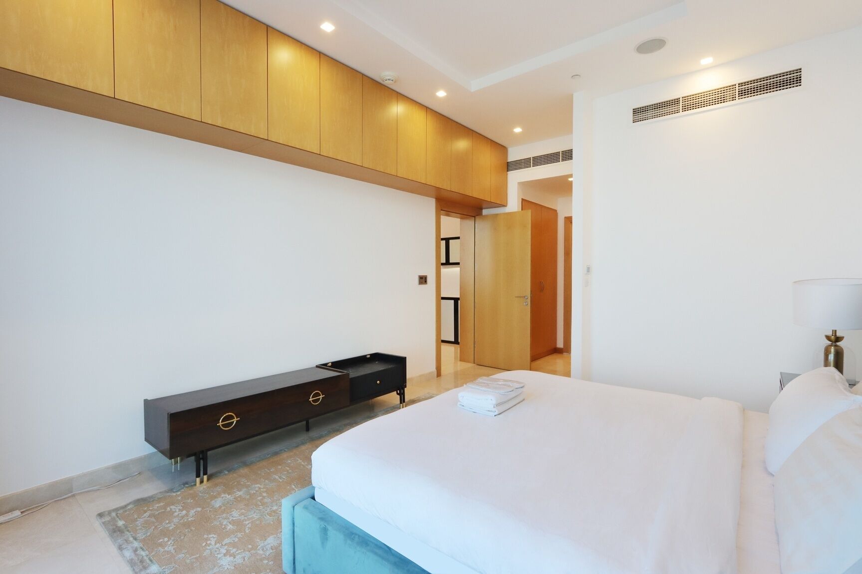 Une chambre à coucher moderne avec un lit, une table de chevet et une armoire intégrée.