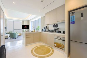 Réfrigérateur, four à micro-ondes, un four, surface de cuisson