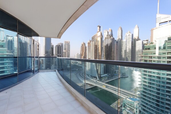 Property grounds - 3BR with Marina Skyline Views, Near Mall & Metro (Dubai)