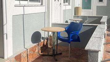 Habitación cuádruple, balcón, planta baja | Insonorización, wifi gratis y ropa de cama