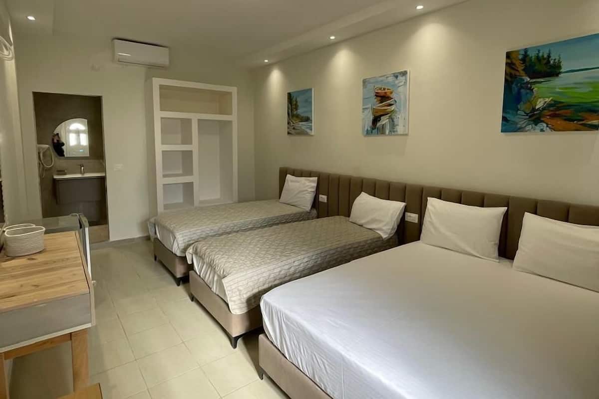 Vierpersoonskamer, balkon, op benedenverdieping | Geluiddichte muren, gratis wifi, beddengoed