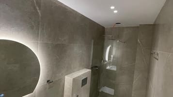 Vierbettzimmer, Balkon, Erdgeschoss | Badezimmer | Haartrockner, Bidet, Handtücher, Toilettenpapier