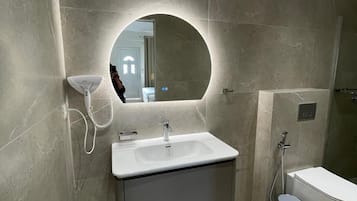 Neljän hengen huone, parveke, pohjakerroksessa | Kylpyhuone | Hiustenkuivaaja, bidee, pyyhkeet, vessapaperi