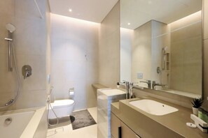 Een douche, een haardroger, handdoeken