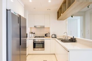 Frigorifero, microonde, forno, piano cottura