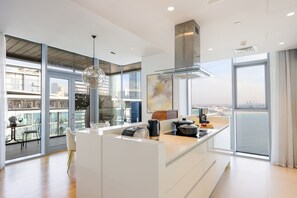 Geladeira, micro-ondas, fogão, cooktop