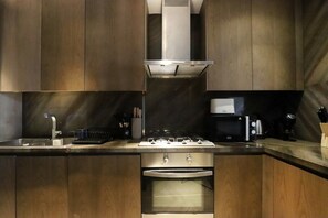 冷蔵庫、電子レンジ、オーブン、コンロ