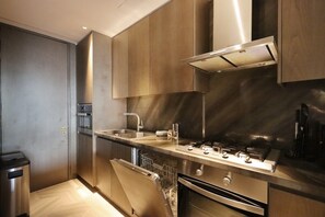 Frigorifero, microonde, forno, piano cottura