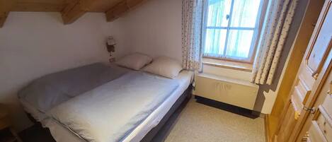 1 bedroom, in-room safe, free WiFi, bed sheets
