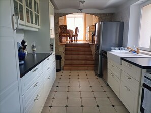 Kühlschrank, Mikrowelle, Ofen, Geschirrspüler