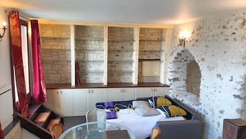5 bedrooms, travel crib, free WiFi, bed sheets