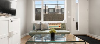 One Bedroom home, Central Hillhurst, Sleeps 3, Insuite Laundry