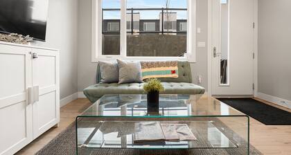 One Bedroom home, Central Hillhurst, Sleeps 3, Insuite Laundry