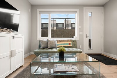 One Bedroom home, Central Hillhurst, Sleeps 3, Insuite Laundry