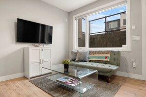 Smart TV, offices - One Bedroom home, Central Hillhurst, Sleeps 3, Insuite Laundry (Calgary)