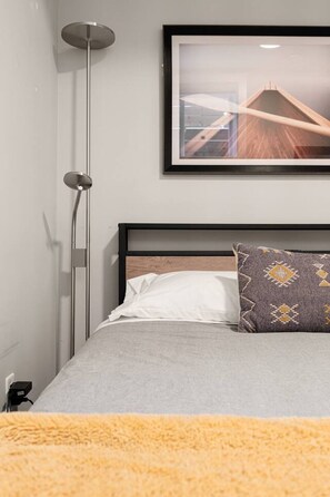 1 bedroom, iron/ironing board, free WiFi, bed sheets - Modern and Pet-Friendly 1Br Suite Near Downtown (Calgary)