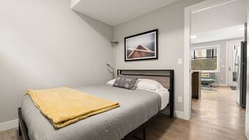 Tabla de planchar con plancha, wifi gratis, ropa de cama