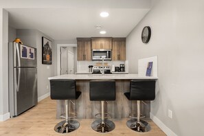 雪櫃、微波爐、焗爐、爐具