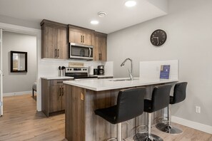 Fridge, microwave, oven, stovetop - One Bedroom home, Central Hillhurst, Sleeps 3, Insuite Laundry (Calgary)