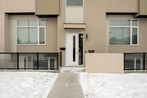 Exterior detail - Modern and Pet-Friendly 1Br Suite Near Downtown (Calgary)
