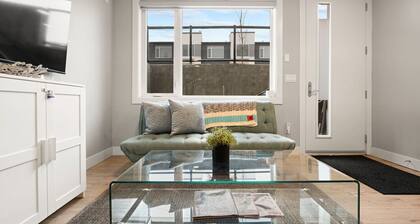 Modern and Pet-Friendly 1Br Suite Near Downtown