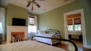 Desk, iron/ironing board (on request), free WiFi - The Avera-Clarke House (Monticello)