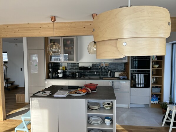 Kühlschrank, Mikrowelle, Ofen, Herdplatte