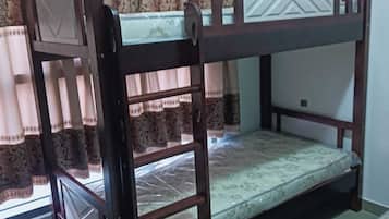 3 habitaciones, tabla de planchar con plancha, wifi y ropa de cama