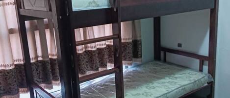 3 habitaciones, tabla de planchar con plancha, wifi y ropa de cama