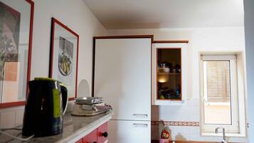 Réfrigérateur, micro-ondes, four, cafetière/bouilloire