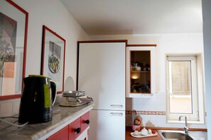 Kylskåp, mikrovågsugn, ugn och kaffe- och tebryggare