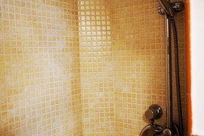 Dusche, Haartrockner, Bidet, Handtücher
